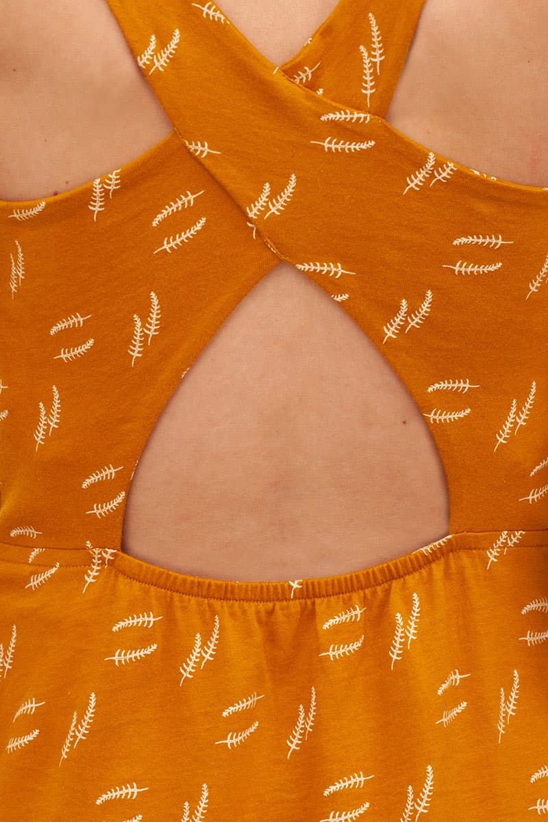 Vestido de algodón orgánico mostaza con espalda cruzada - Imagen 5