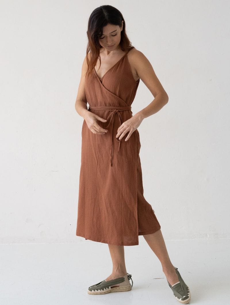 Vestido midi cruzado terracota de algodón orgánico